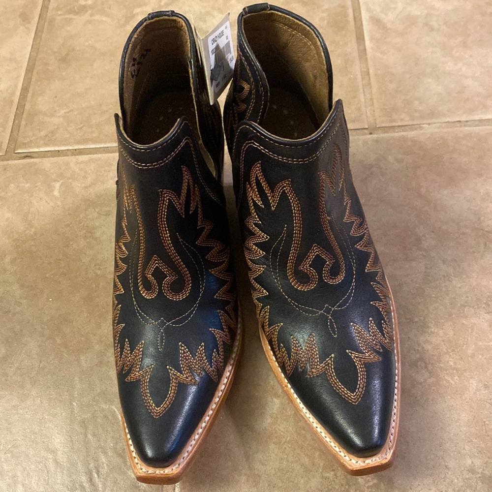 Tried on. never been worn anywhere. Don’t need them.